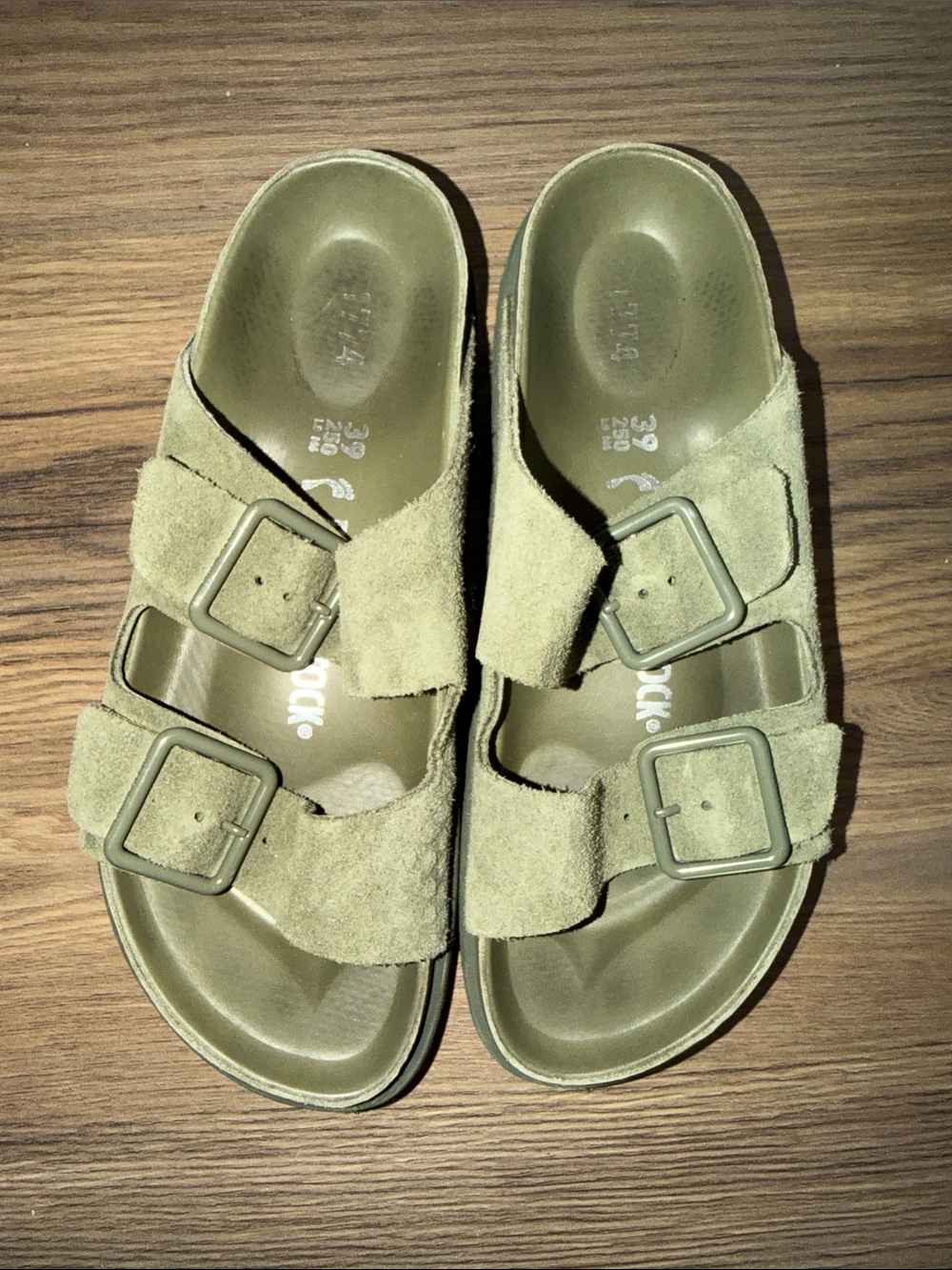 BIRKENSTOCK 1774 / Green Suede Arizona Buckle Sandal / 39